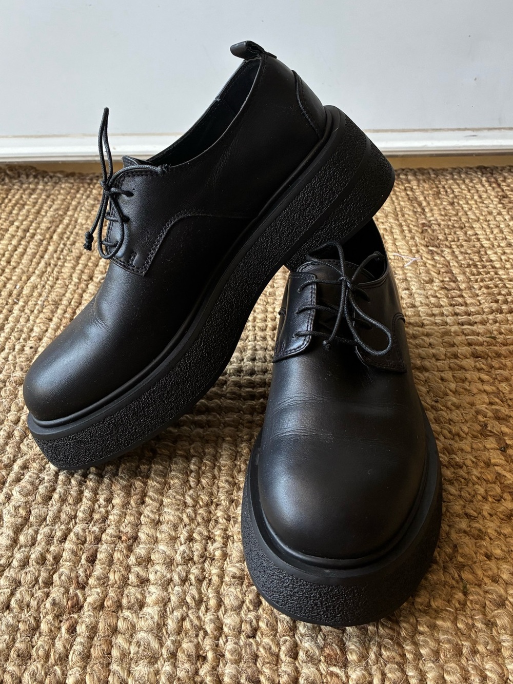 B2 Women's Black Platform Leather Lace-Up Shoes size 8